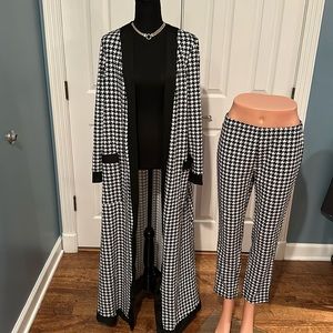 Black and white large houndstooth lounge wear robe and pants like new
